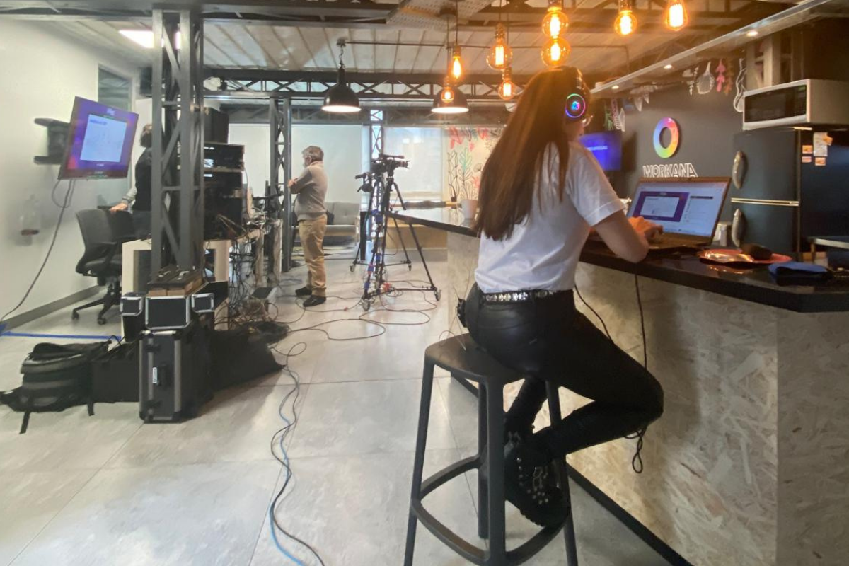 equipo Workana grabando contenido